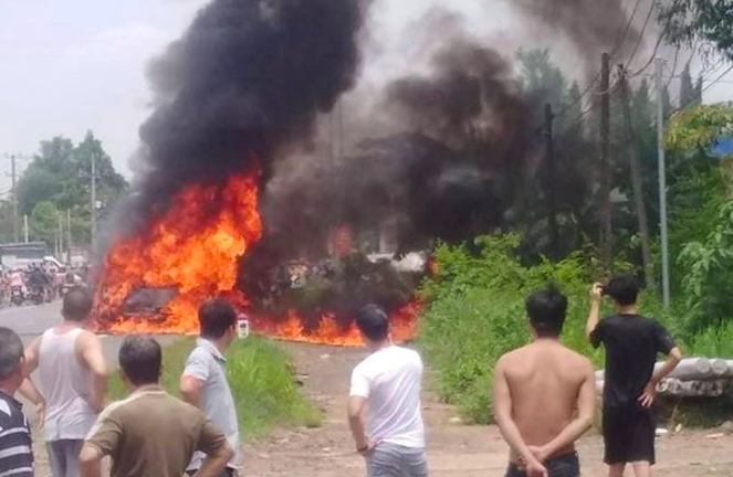 Xe khách bốc cháy dữ dội, 3 bà cháu thương vong ở Đồng Nai