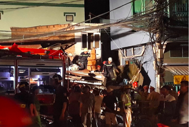 Xe tải đâm sập nhà dân, nhiều người bị thương ở TP.HCM