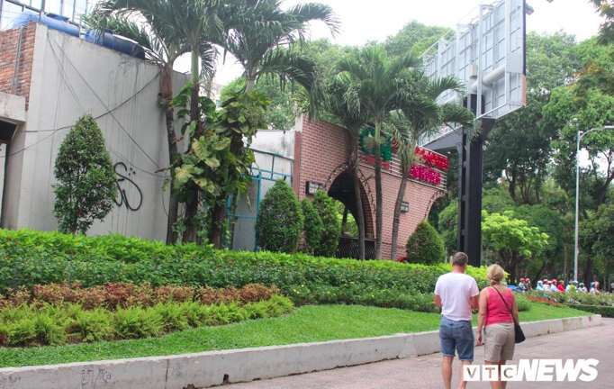 Chủ tịch TP.HCM bức xúc việc công viên bị ‘xẻ thịt’, chậm trả mặt bằng