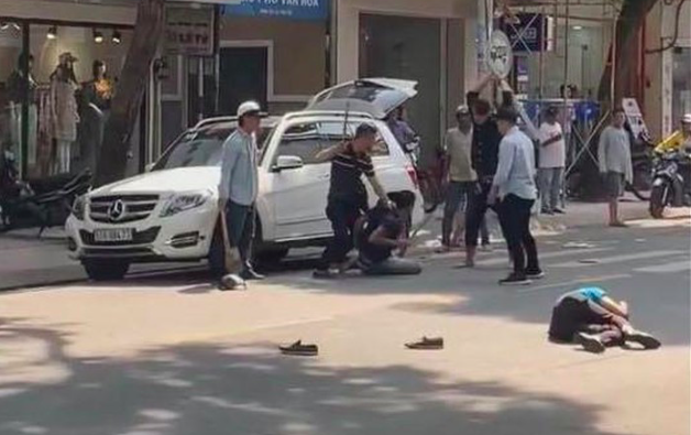 Nguyên nhân nhóm côn đồ dùng gậy, xẻng đánh dã man 2 người đàn ông ở TP.HCM