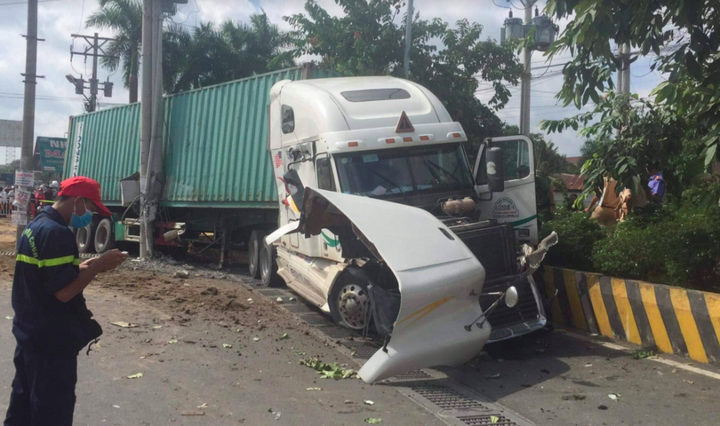 Container đâm ô tô bẹp dúm ở Tây Ninh: Số người chết tiếp tục tăng
