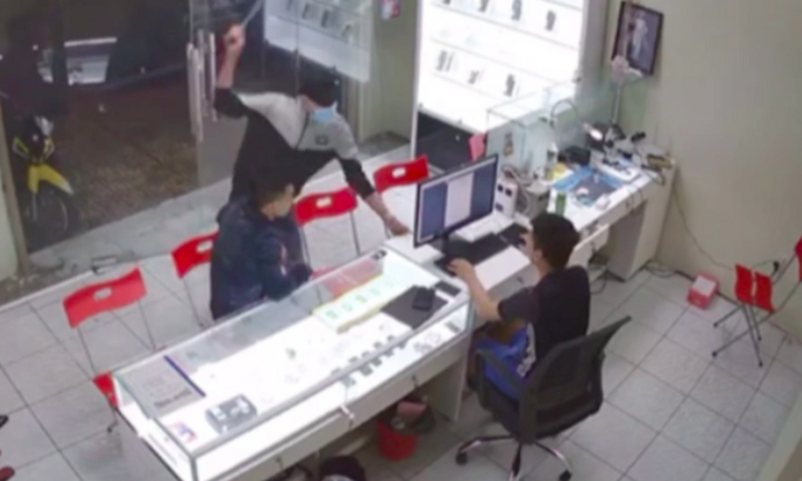 Chủ cửa hàng điện thoại bị kẻ bịt mặt cầm mã tấu truy sát ở TP.HCM