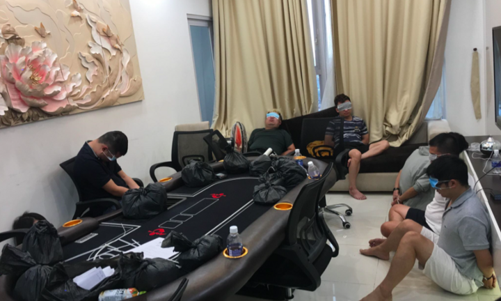 Hàng chục con bạc sát phạt trong chung cư hạng sang ở TP.HCM