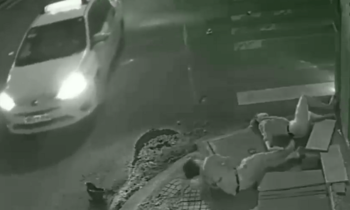 Nạn nhân vùng vẫy kêu cứu, gã tài xế taxi tàn độc đứng nhìn rồi bỏ đi