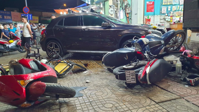 Nữ tài xế lái ô tô Mercedes đâm hàng loạt xe máy, 6 người nhập viện ở TP.HCM