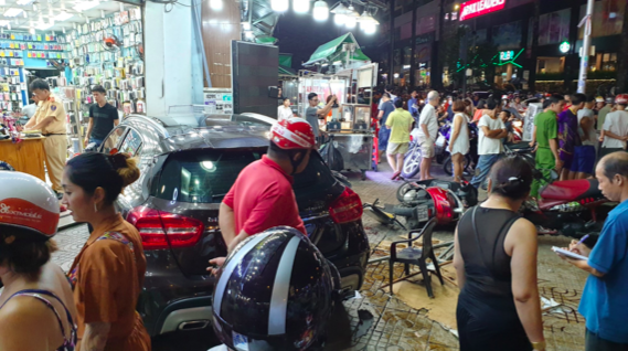 Nhân chứng kể phút nữ tài xế lái ô tô Mercedes đâm hàng loạt xe máy, 6 người bị thương ở TP.HCM