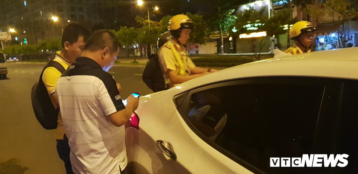 Bị phát hiện nồng độ cồn, tài xế phản ứng lực lượng CSGT, không thừa nhận vi phạm