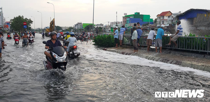 Triều cường đạt đỉnh, nhiều tuyến đường ở TP.HCM chìm sâu gần mét