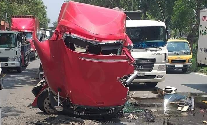 Cuộn sắt nặng hàng chục tấn đè bẹp container, tài xế thiệt mạng