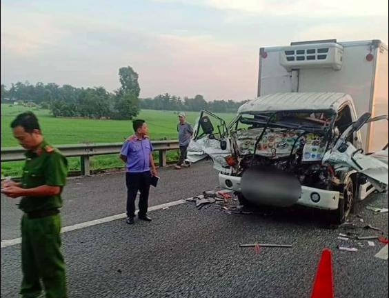 Mắc kẹt trong ô tô tải do tông xe, hai cha con thiệt mạng