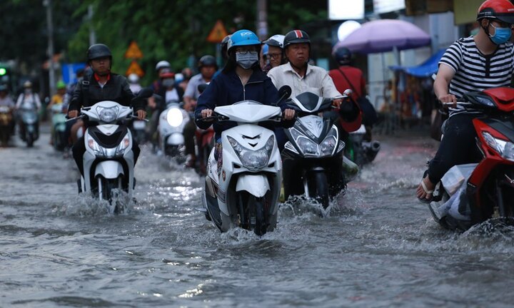 Triều cường đạt đỉnh, nhiều tuyến đường ngập sâu, người TP.HCM rẽ sóng về nhà