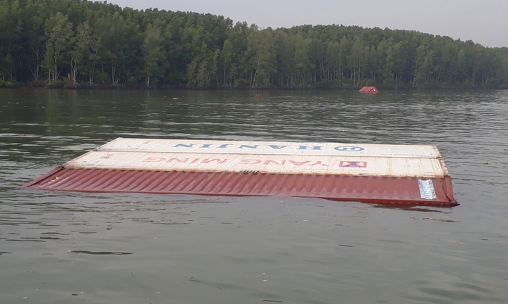 Chìm tàu hàng tải trọng 8.000 tấn trên sông Lòng Tàu, TP.HCM