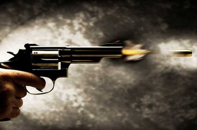 Mâu thuẫn với chủ quán ăn, người đàn ông nổ súng khủng bố kẻ thù