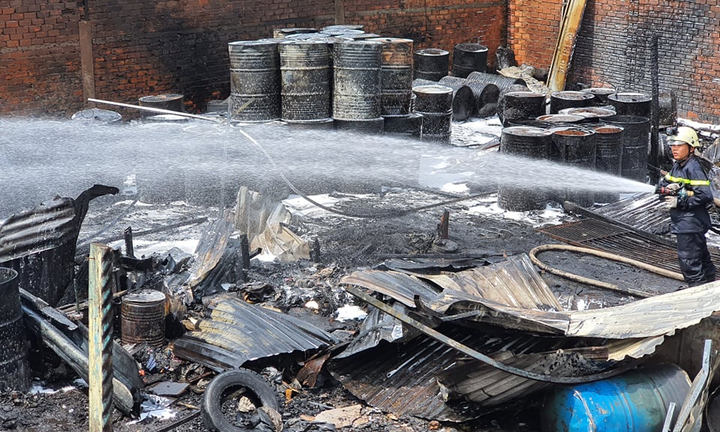 Khống chế đám cháy lớn tại kho nhớt tái chế, cảnh sát PCCC bị thương