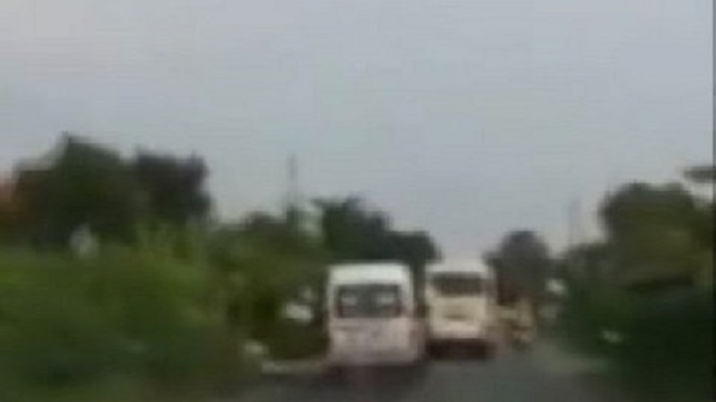 Tước bằng lái 2 tháng đối với tài xế ô tô 16 chỗ lấn làn, ép xe khách