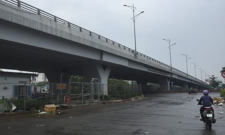 Nam thanh niên rơi từ cầu vượt cao gần 5m xuống đất