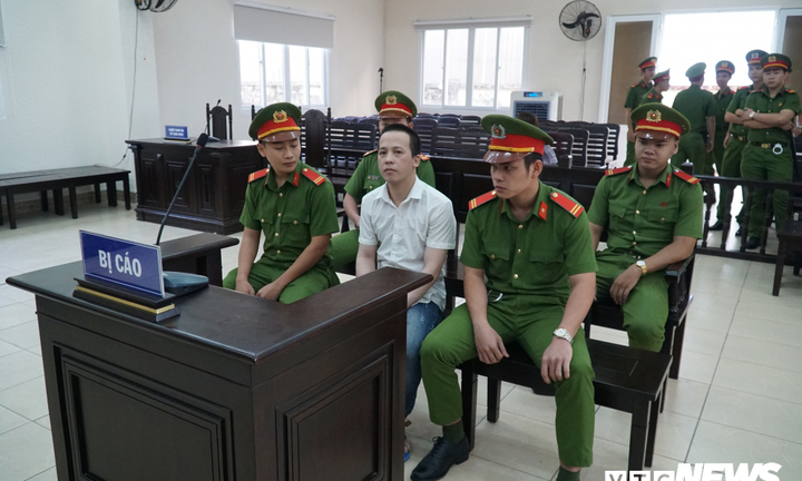 Kẻ sát hại 3 người trong gia đình ở Bình Dương bình thản đến tòa