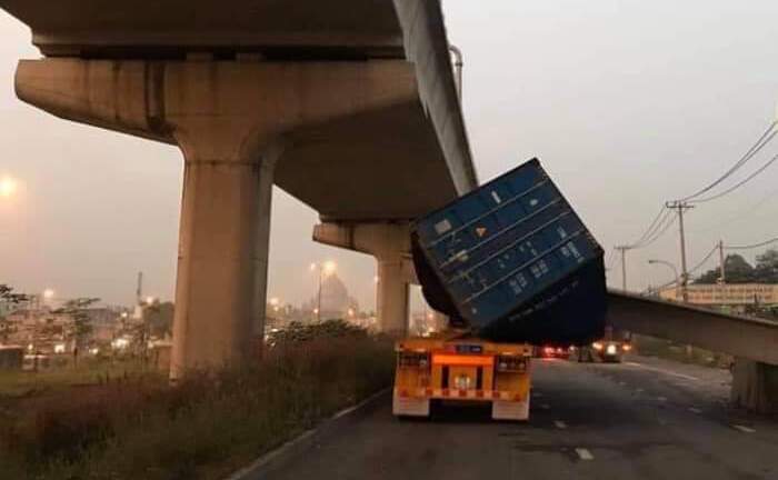 Dầm bê tông ở cầu bộ hành rơi, đè bẹp xe container