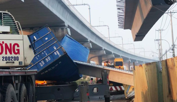 Container kéo sập dầm cầu bộ hành sai thiết kế: Chủ đầu tư xử lý thế nào?