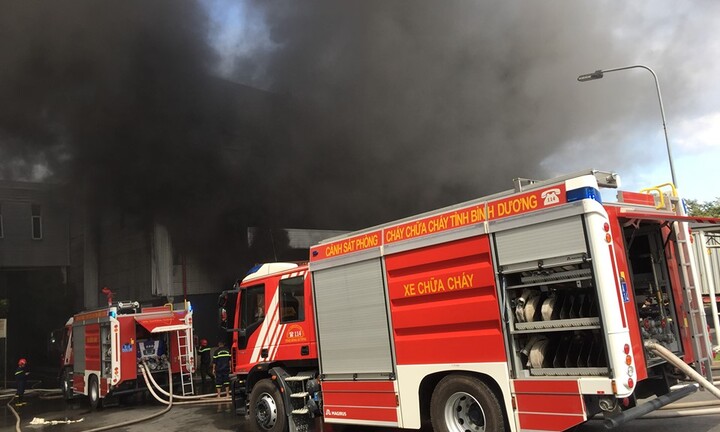 Cháy lớn trong khu công nghiệp ở Bình Dương, khói đen bốc cao hàng chục mét