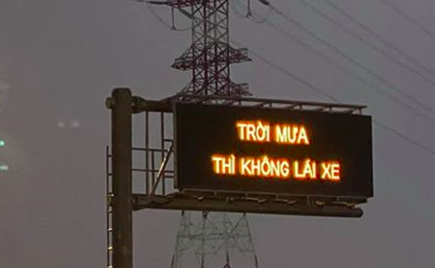 Công ty VEC-E xin lỗi về việc bảng điện tử hiển thị câu ‘trời mưa thì không lái xe’