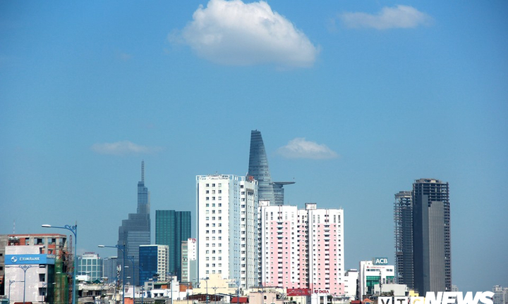 Bầu trời TP.HCM xanh ngắt bất ngờ sau nhiều ngày mù mịt