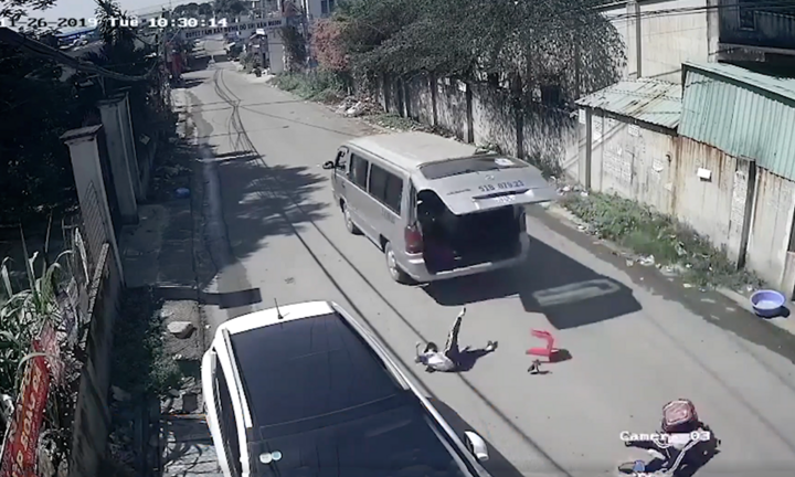 Học sinh rơi khỏi ô tô: Hiệu trưởng nói có thể các em đùa giỡn khiến chốt cửa bị bung