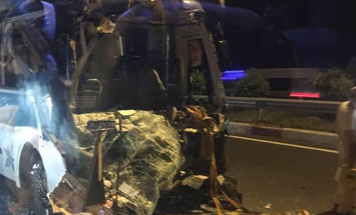 Xe khách Cúc Phương biến dạng sau cú tông đuôi container, 3 người nguy kịch