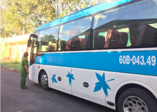 Truy bắt nhóm thanh niên đập vỡ kính xe khách vì không được nhường đường