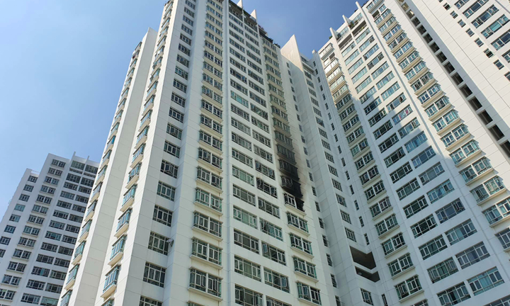 Cháy chung cư ở TP.HCM, cư dân nháo nhào tháo chạy