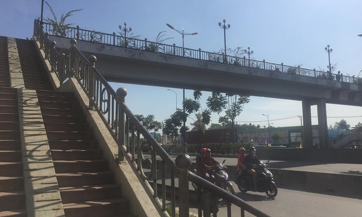 Đang đi trên cầu bộ hành, nữ sinh nôn ói rồi thiệt mạng