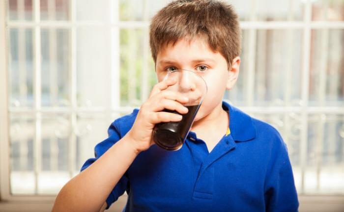 Uống nước ngọt có gas thường xuyên, trẻ mắc nguy cơ gan nhiễm mỡ
