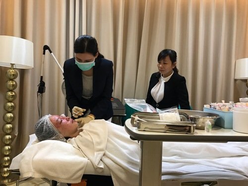 Hành trình một năm tái tạo gương mặt cho nữ sinh bị tạt a xít ở Sài Gòn