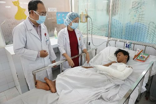 Tẩm xăng đốt chuột, em hoảng hốt ném cả can xăng đang cháy vào anh trai