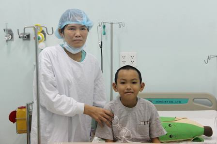 Chấp nhận hiến gan, người mẹ giằng con khỏi bàn tay 'tử thần'