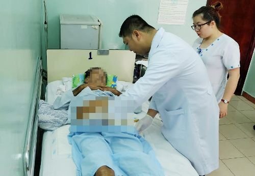 Người đàn ông 54 tuổi bị hoại tử bộ phận sinh dục do nhiễm trùng