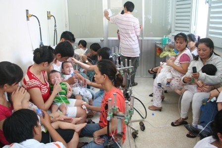 Thời tiết thất thường, trẻ em 'ồ ạt' nhập viện