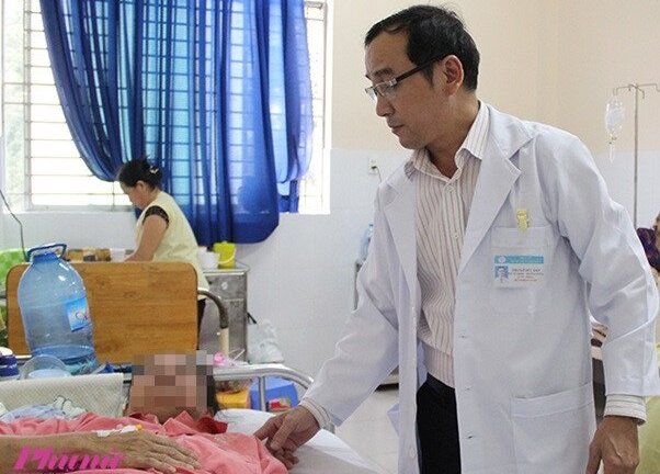 Bơm silicon làm nổ ngực, bác sĩ 'rởm' giam lỏng bệnh nhân