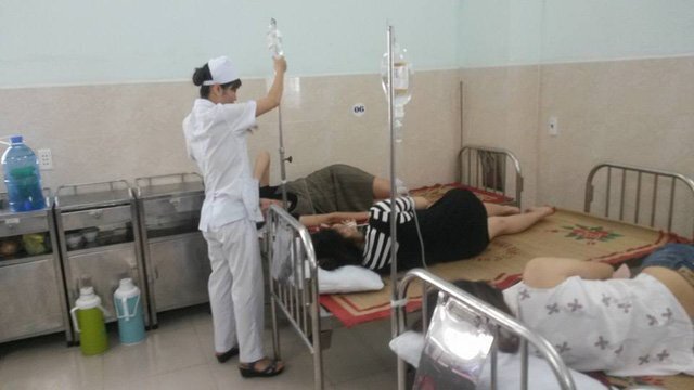 Hải Phòng: Ăn buffet hải sản trên bãi biển, hàng chục người nhập viện