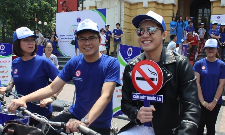 Nhiều người nổi tiếng tham gia đạp xe kêu gọi cộng đồng không hút thuốc lá
