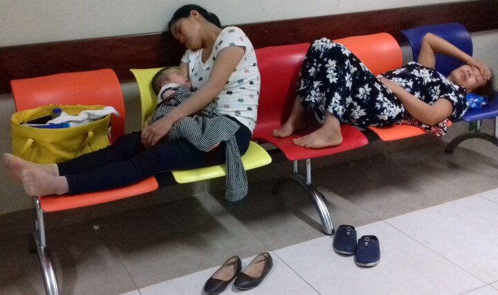 Ảnh: Nắng nóng 40 độ C, người người thi nhau 'gục' trên ghế bệnh viện