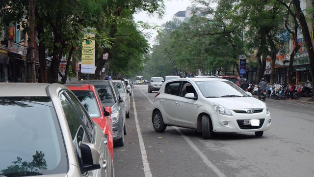 'Toát mồ hôi' với giá gửi xe ô tô gần 5 triệu đồng/tháng ở Hà Nội