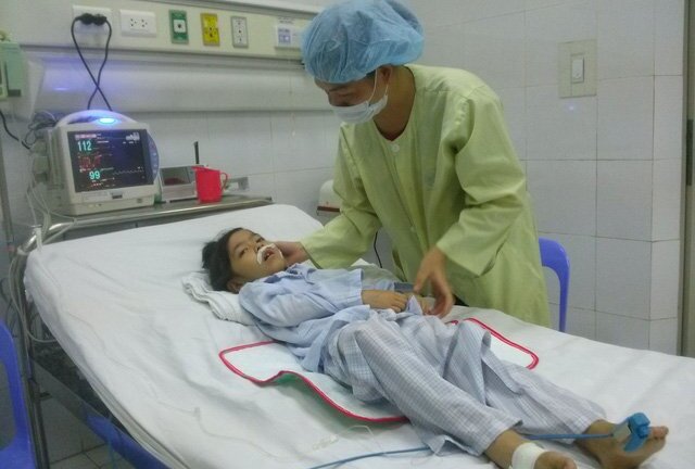 5 trẻ đồng loạt nhập viện, 1 trẻ chết đột ngột nghi do ăn vải?