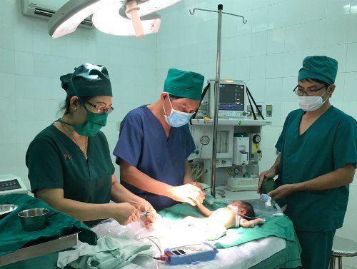 Đăk Lăk: Hy hữu bé gái xuất hiện cùng lúc 2 dị tật cực kỳ hiếm gặp