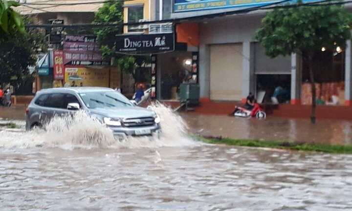 Mưa lớn, đường phố Thái Nguyên chìm trong biển nước