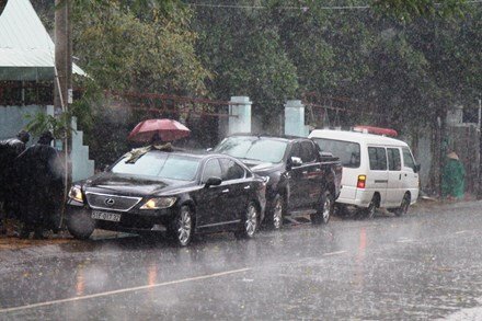 TP.HCM: Đi xe máy đập vỡ kính ô tô, cướp bọc tiền 5 tỷ đồng