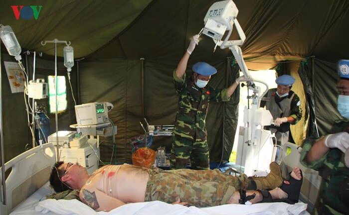 Bác sĩ Bệnh viện dã chiến diễn tập tác nghiệp như ở chiến trường