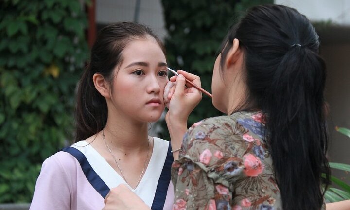 Sĩ tử luyện múa, trang điểm kỹ càng trước cửa phòng thi