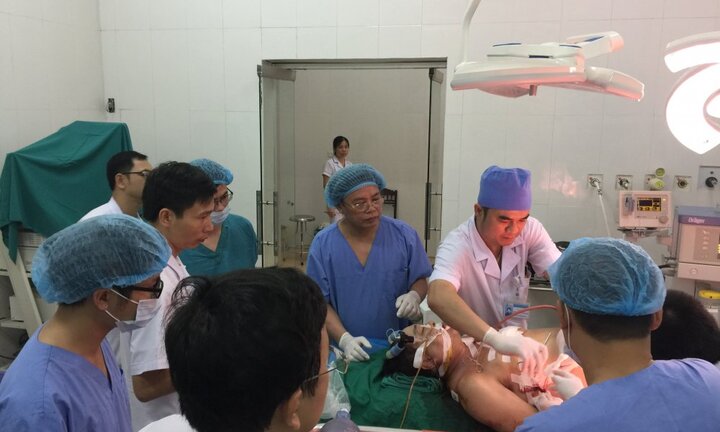 Bảo vệ bệnh viện bị người nhà bệnh nhân đâm thủng tim và phổi