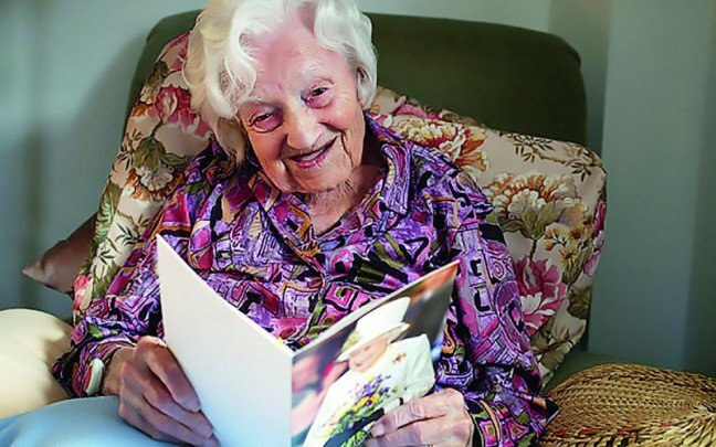 Cụ bà người Anh chia sẻ bí quyết để 113 tuổi vẫn như 70 tuổi